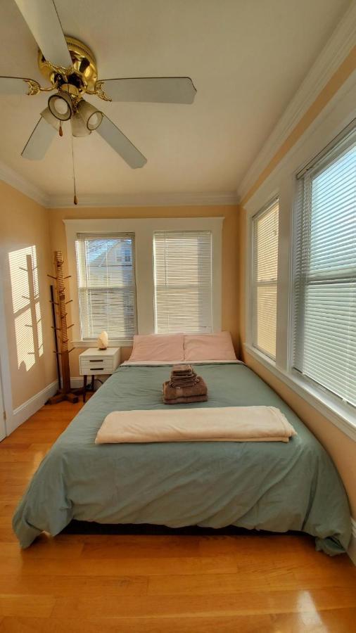 Near Train Station Gorgeous 3-Bedroom Apartment With Patios Boston Exterior photo